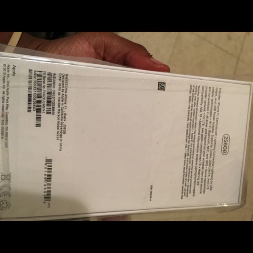 iPhone 11 - Picture 2 of 4